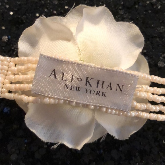 Pearl chocker with flower - Picture 4 of 4